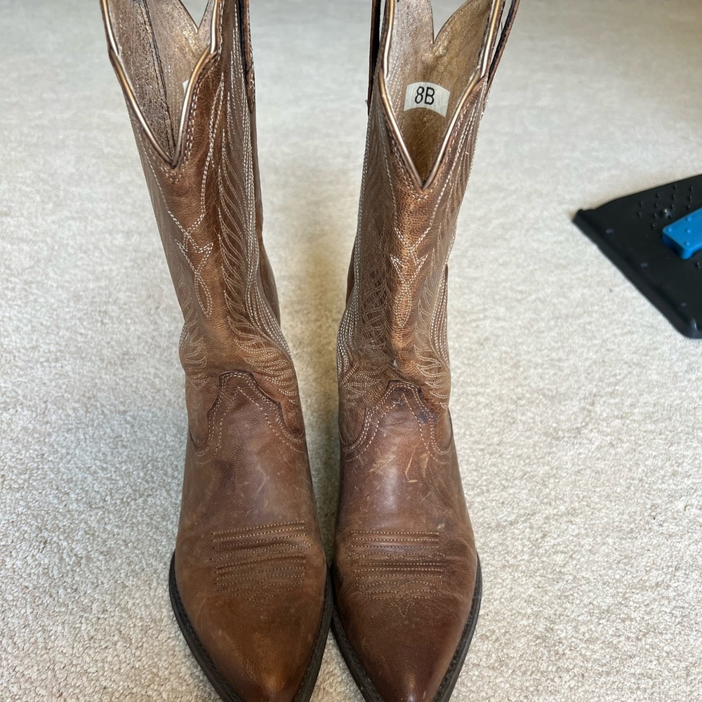 NEVER WORN- ARIAT boots